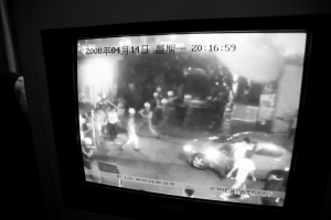 遇暴力抗法 执法队员用警棍追打市民