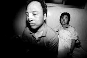 遇暴力抗法 执法队员用警棍追打市民